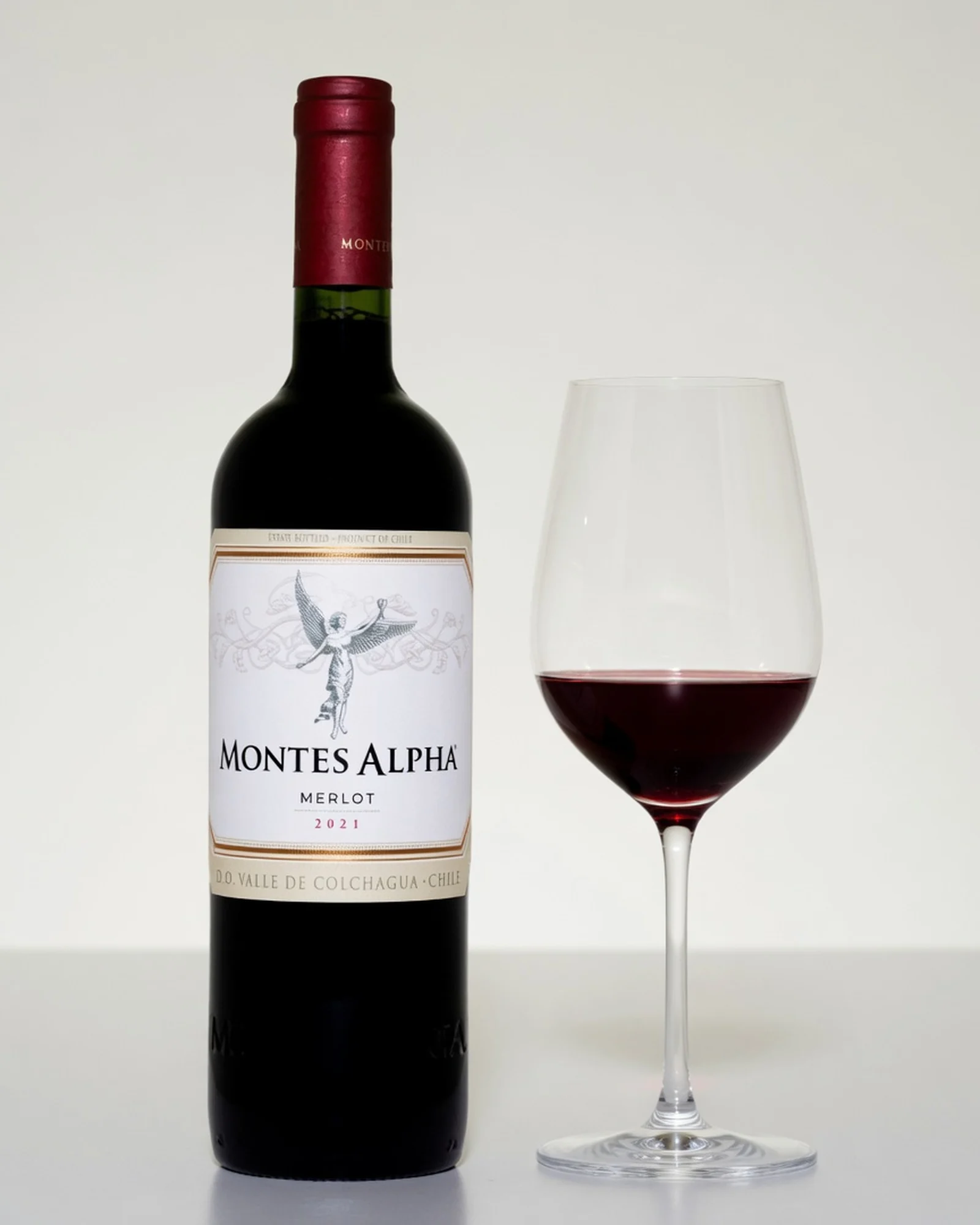 Montes Alpha Merlot — чилийский мерло линейки Alpha из долины Colchagua