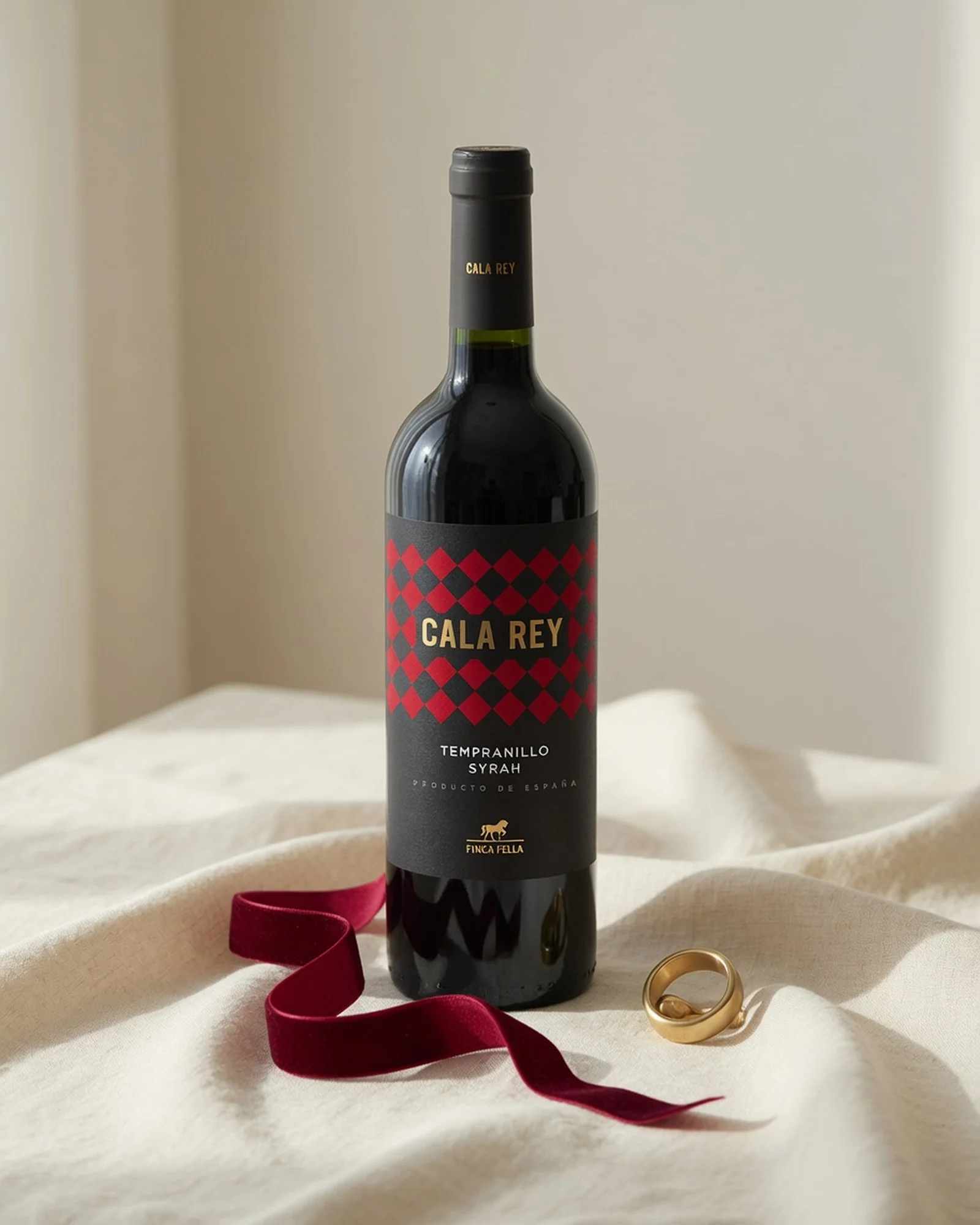 Finca Fella Cala Rey Tempranillo Syrah — красное вино IGP Tierra de Castilla из Темпранильо и Сиры