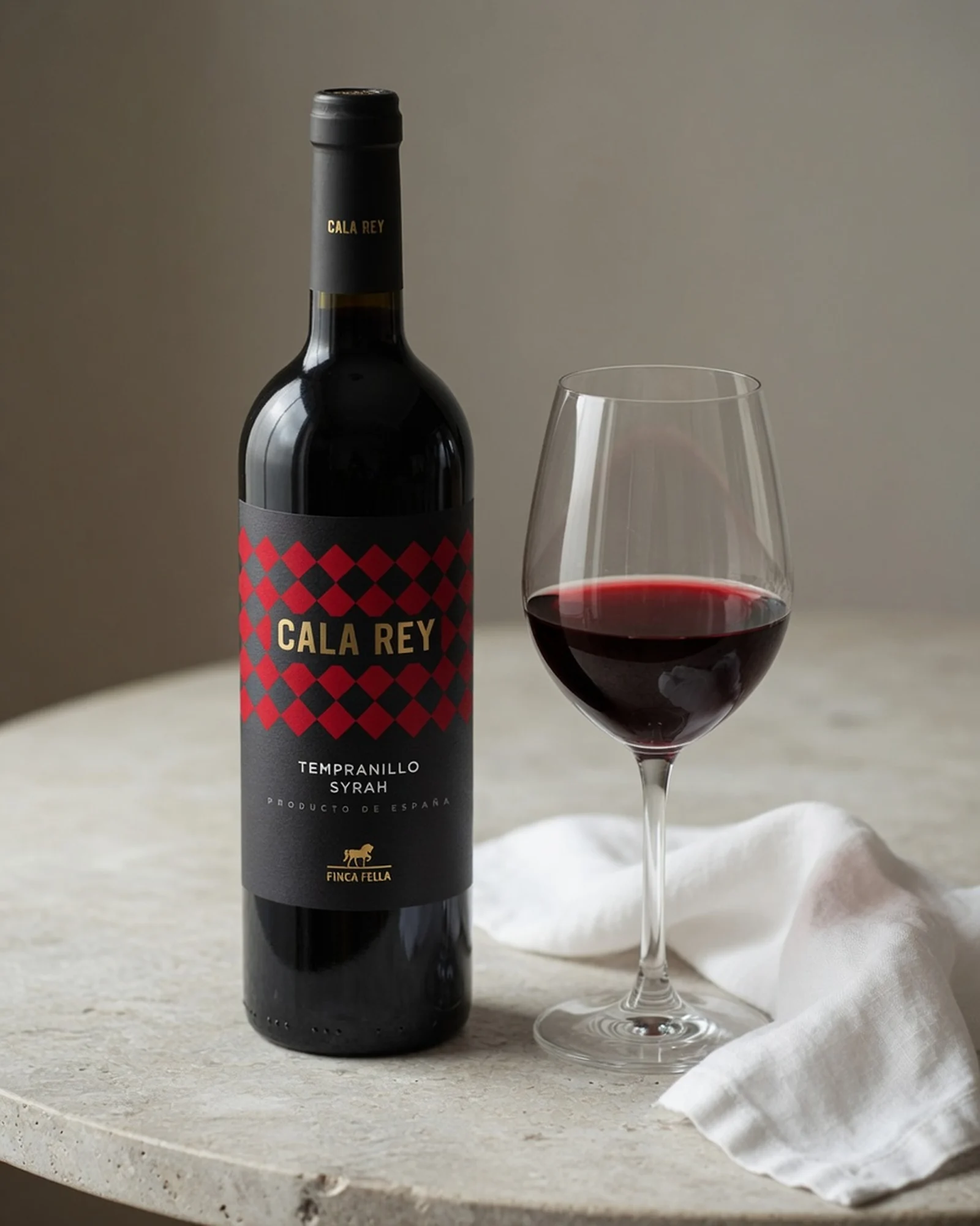 Finca Fella Cala Rey Tempranillo Syrah — красное вино IGP Tierra de Castilla из Темпранильо и Сиры