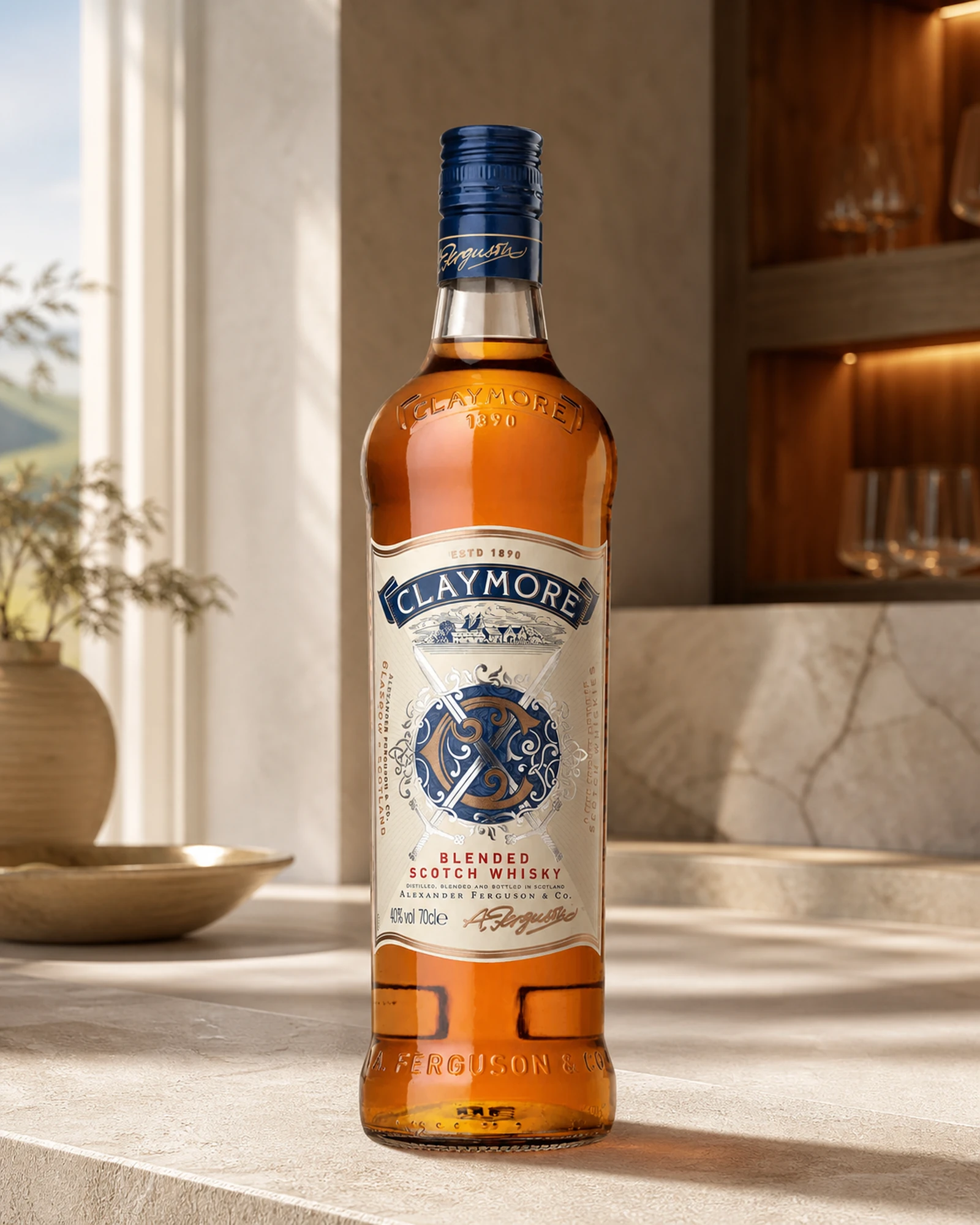 The Claymore — шотландский купажированный виски Whyte and Mackay