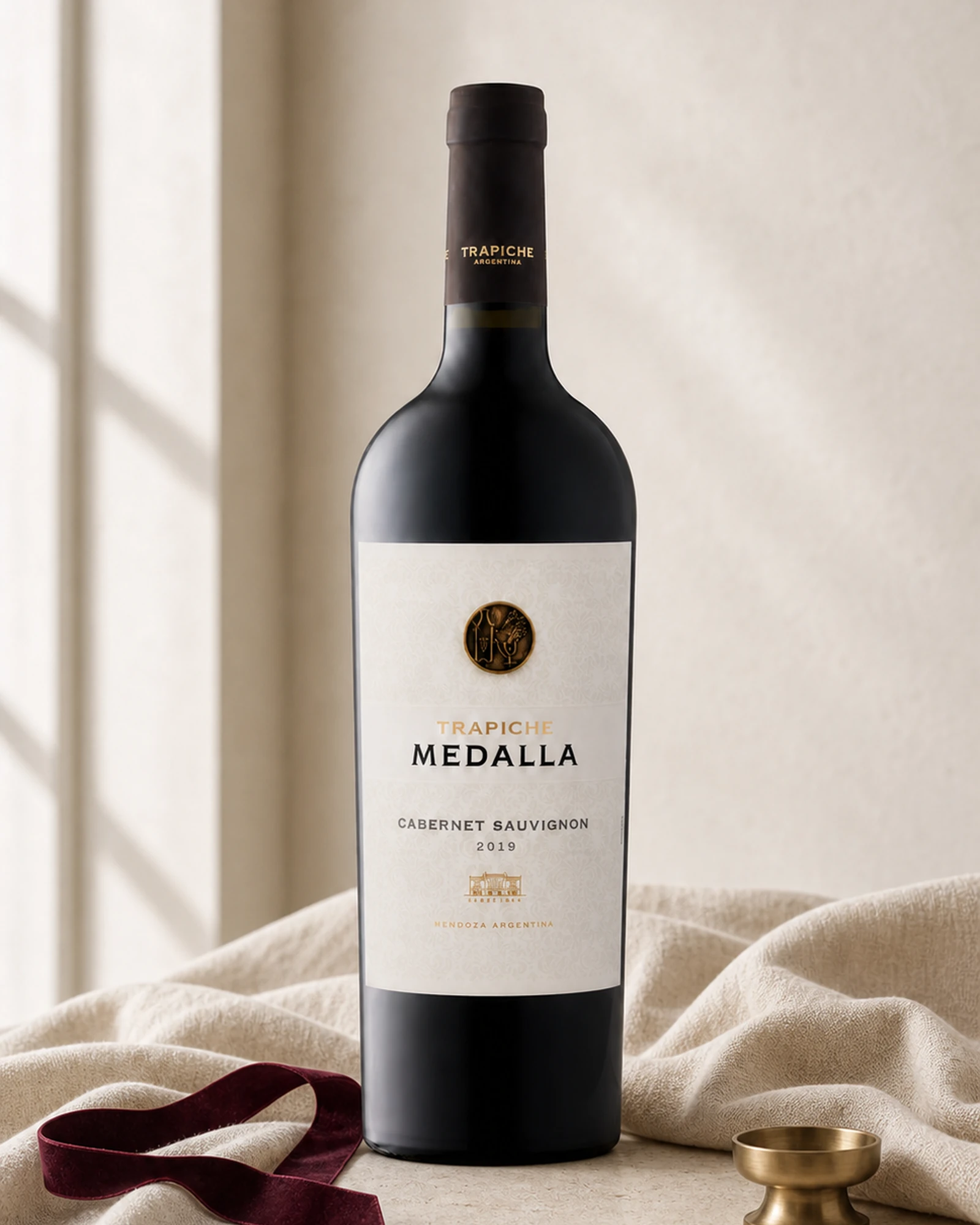 Trapiche Medalla Cabernet Sauvignon 2019 — красное вино линейки Medalla, каберне совиньон, урожай 2019, Мендоса